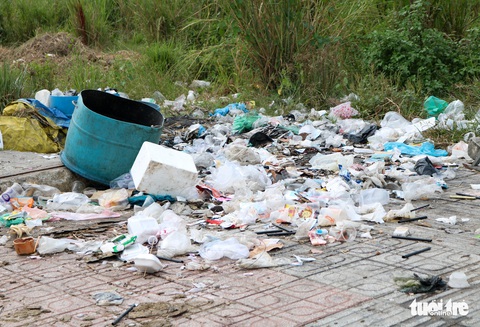 Rác, rác và rác tràn lan đường phố Sài Gòn - Ảnh 16. Rác, rác và rác tràn lan đường phố Sài Gòn - Ảnh 16.