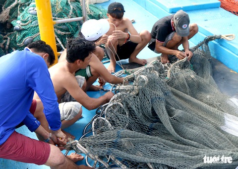 Đánh cá xa bờ: mưu sinh trên đầu ngọn sóng - Ảnh 4. Đánh cá xa bờ: mưu sinh trên đầu ngọn sóng - Ảnh 4.