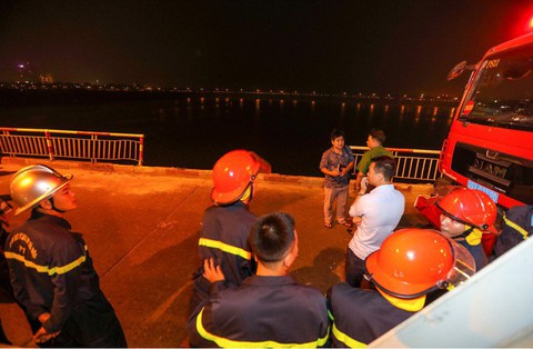 Đã xác định được chủ chiếc xe rơi xuống sông Hồng - Ảnh 1. Đã xác định được chủ chiếc xe rơi xuống sông Hồng - Ảnh 1.