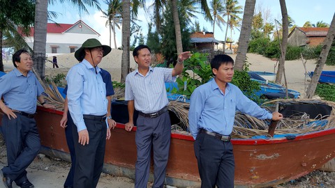 Lãnh đạo Phú Yên kiểm tra hiện trường vụ dân leo tường ra biển - Ảnh 1. Lãnh đạo Phú Yên kiểm tra hiện trường vụ dân leo tường ra biển - Ảnh 1.