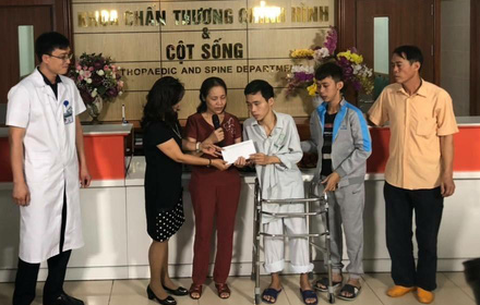 Anh trai bệnh nặng nhường cơ hội chữa trị cho em - Ảnh 1. Anh trai bệnh nặng nhường cơ hội chữa trị cho em - Ảnh 1.