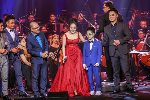 Live show của Lan Anh thắp lên niềm tự hào tôi yêu tiếng nước tôi - Ảnh 12. Live show của Lan Anh thắp lên niềm tự hào tôi yêu tiếng nước tôi - Ảnh 12.