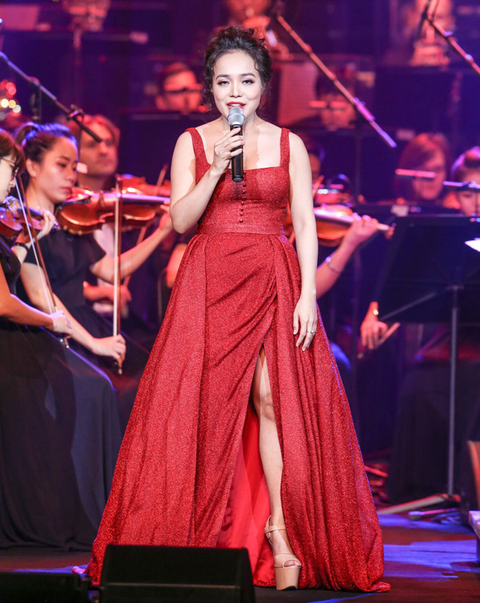 Live show của Lan Anh thắp lên niềm tự hào tôi yêu tiếng nước tôi - Ảnh 13. Live show của Lan Anh thắp lên niềm tự hào tôi yêu tiếng nước tôi - Ảnh 13.