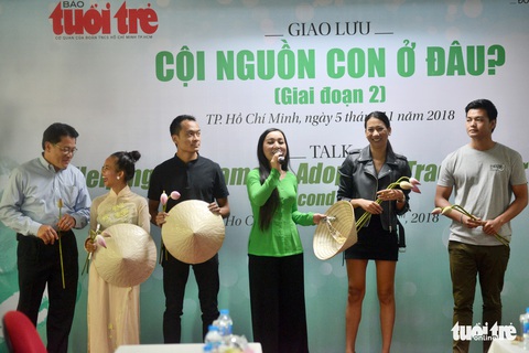 Con nuôi gốc Việt bật khóc khi gặp mẹ ruột - Ảnh 12. Con nuôi gốc Việt bật khóc khi gặp mẹ ruột - Ảnh 12.