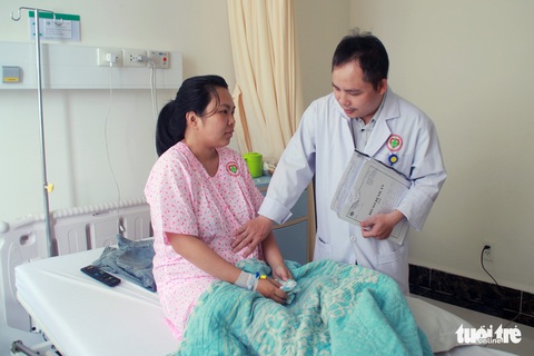 Mổ bắt con, cắt khối u nang khủng cho một sản phụ - Ảnh 1. Mổ bắt con, cắt khối u nang khủng cho một sản phụ - Ảnh 1.