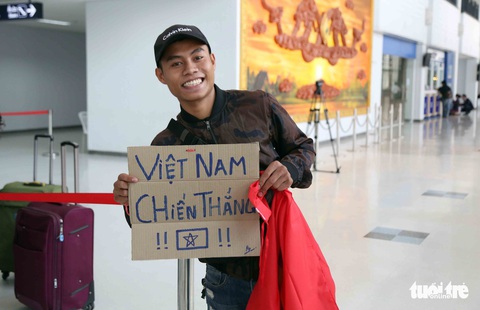 Tuyển VN được cổ động viên săn đón tại Lào - Ảnh 6. Tuyển VN được cổ động viên săn đón tại Lào - Ảnh 6.