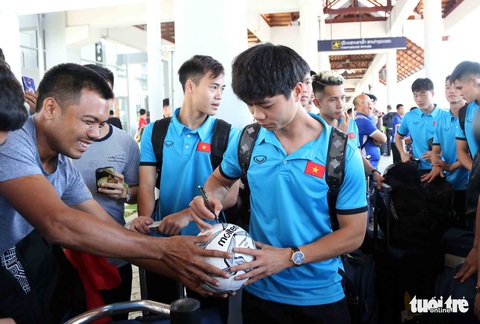 Tuyển VN được cổ động viên săn đón tại Lào - Ảnh 3. Tuyển VN được cổ động viên săn đón tại Lào - Ảnh 3.