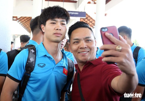 Tuyển VN được cổ động viên săn đón tại Lào - Ảnh 9. Tuyển VN được cổ động viên săn đón tại Lào - Ảnh 9.