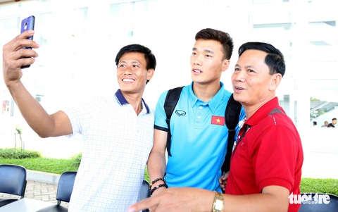 Tuyển VN được cổ động viên săn đón tại Lào - Ảnh 10. Tuyển VN được cổ động viên săn đón tại Lào - Ảnh 10.