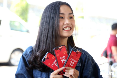 Tuyển VN được cổ động viên săn đón tại Lào - Ảnh 12. Tuyển VN được cổ động viên săn đón tại Lào - Ảnh 12.
