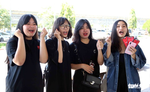 Tuyển VN được cổ động viên săn đón tại Lào - Ảnh 2. Tuyển VN được cổ động viên săn đón tại Lào - Ảnh 2.