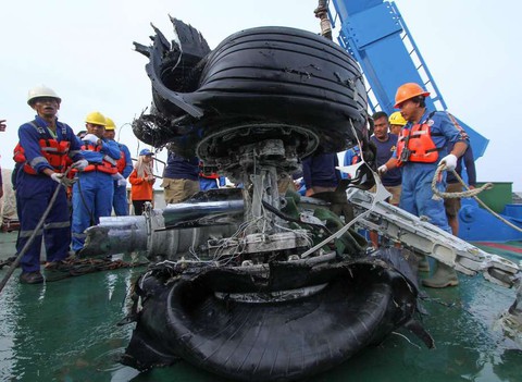 Đã trích xuất dữ liệu hộp đen máy bay bị nạn ở Indonesia - Ảnh 1. Đã trích xuất dữ liệu hộp đen máy bay bị nạn ở Indonesia - Ảnh 1.