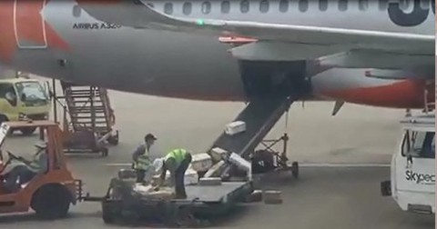 Sa thải 2 nhân viên quăng ném hàng hóa ở sân bay - Ảnh 1. Sa thải 2 nhân viên quăng ném hàng hóa ở sân bay - Ảnh 1.