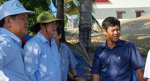 Phú Yên kiểm tra toàn diện dự án bít lối, dân leo tường ra biển - Ảnh 2. Phú Yên kiểm tra toàn diện dự án bít lối, dân leo tường ra biển - Ảnh 2.