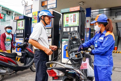 Giá xăng giảm hơn 1.000 đồng - Ảnh 1. Giá xăng giảm hơn 1.000 đồng - Ảnh 1.