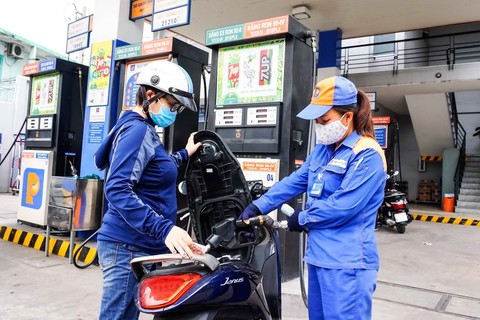 Giá xăng giảm hơn 1.000 đồng - Ảnh 2. Giá xăng giảm hơn 1.000 đồng - Ảnh 2.