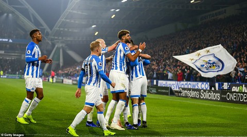 Fulham tặng Huddersfield trận thắng đầu tiên trong mùa - Ảnh 1. Fulham tặng Huddersfield trận thắng đầu tiên trong mùa - Ảnh 1.