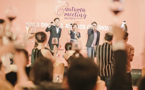 Gặp gỡ mùa thu 2018: Những con cá chuồn không bao giờ đi một mình! - Ảnh 1. Gặp gỡ mùa thu 2018: Những con cá chuồn không bao giờ đi một mình! - Ảnh 1.