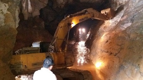 Dự kiến đêm nay tiếp cận 2 người đào vàng kẹt trong hang - Ảnh 3. Dự kiến đêm nay tiếp cận 2 người đào vàng kẹt trong hang - Ảnh 3.