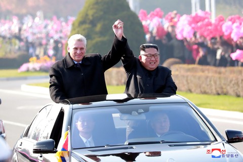 Chân dung lãnh đạo Kim Jong Un trưng lớn dịp đón Cuba - Ảnh 3. Chân dung lãnh đạo Kim Jong Un trưng lớn dịp đón Cuba - Ảnh 3.
