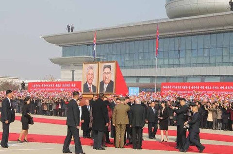 Chân dung lãnh đạo Kim Jong Un trưng lớn dịp đón Cuba - Ảnh 2. Chân dung lãnh đạo Kim Jong Un trưng lớn dịp đón Cuba - Ảnh 2.