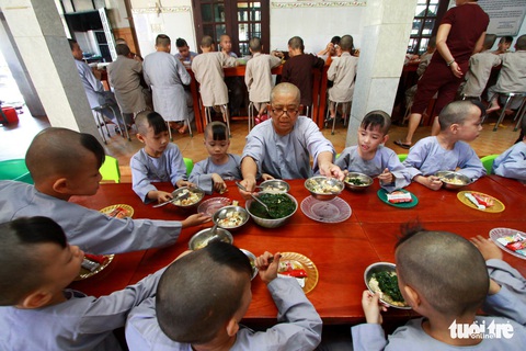 Nụ cười trẻ thơ vang trong ngôi chùa nhỏ sâu hút thôn - Ảnh 1. Nụ cười trẻ thơ vang trong ngôi chùa nhỏ sâu hút thôn - Ảnh 1.