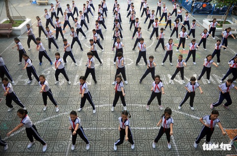 Học trò Sài Gòn thích thú tập thể dục với nhạc võ Vovinam - Ảnh 4. Học trò Sài Gòn thích thú tập thể dục với nhạc võ Vovinam - Ảnh 4.