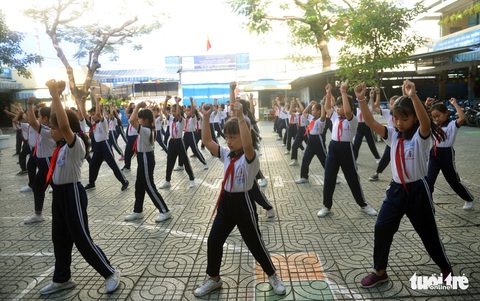 Học trò Sài Gòn thích thú tập thể dục với nhạc võ Vovinam - Ảnh 5. Học trò Sài Gòn thích thú tập thể dục với nhạc võ Vovinam - Ảnh 5.