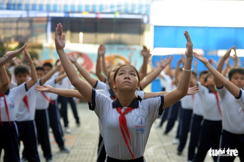 Học trò Sài Gòn thích thú tập thể dục với nhạc võ Vovinam - Ảnh 6. Học trò Sài Gòn thích thú tập thể dục với nhạc võ Vovinam - Ảnh 6.