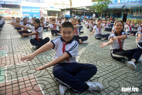Học trò Sài Gòn thích thú tập thể dục với nhạc võ Vovinam - Ảnh 10. Học trò Sài Gòn thích thú tập thể dục với nhạc võ Vovinam - Ảnh 10.