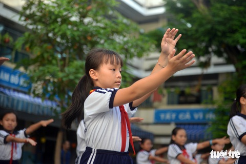 Học trò Sài Gòn thích thú tập thể dục với nhạc võ Vovinam - Ảnh 11. Học trò Sài Gòn thích thú tập thể dục với nhạc võ Vovinam - Ảnh 11.
