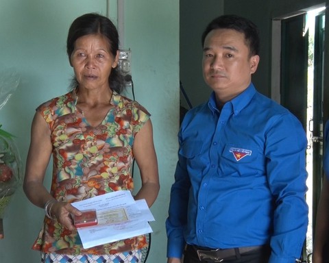 Truy tặng huy hiệu “Tuổi trẻ dũng cảm cho cô bé quên mình cứu 4 em nhỏ - Ảnh 1. Truy tặng huy hiệu “Tuổi trẻ dũng cảm cho cô bé quên mình cứu 4 em nhỏ - Ảnh 1.