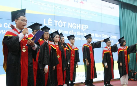 12 chuyên viên khúc xạ nhãn khoa phục vụ 93 triệu dân - Ảnh 1. 12 chuyên viên khúc xạ nhãn khoa phục vụ 93 triệu dân - Ảnh 1.