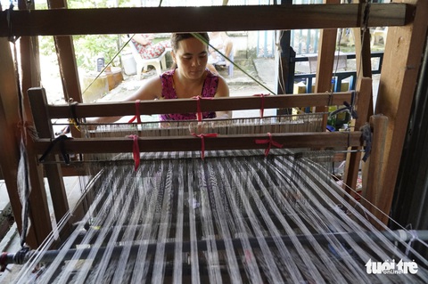 Nhộn nhịp làng dệt choàng trăm tuổi ở miền Tây - Ảnh 14. Nhộn nhịp làng dệt choàng trăm tuổi ở miền Tây - Ảnh 14.