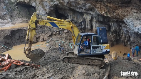 Còn cách 15m, vẫn khó tiếp cận 2 công nhân kẹt trong hang Cột Cờ - Ảnh 1. Còn cách 15m, vẫn khó tiếp cận 2 công nhân kẹt trong hang Cột Cờ - Ảnh 1.