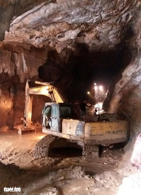 Còn cách 15m, vẫn khó tiếp cận 2 công nhân kẹt trong hang Cột Cờ - Ảnh 4. Còn cách 15m, vẫn khó tiếp cận 2 công nhân kẹt trong hang Cột Cờ - Ảnh 4.