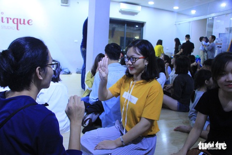 Lắng nghe... bằng mắt - Ảnh 1. Lắng nghe... bằng mắt - Ảnh 1.