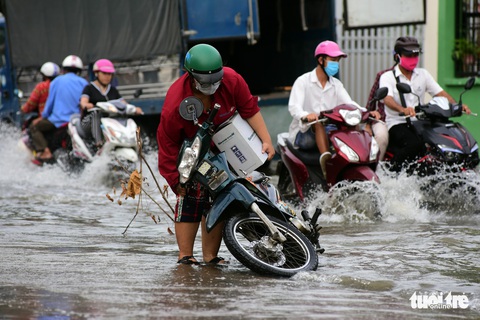 Dân Sài Gòn vất vả trong triều cường - Ảnh 4.