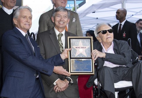 Michael Douglas nhận sao trên Đại lộ Danh vọng sau 50 năm - Ảnh 2. Michael Douglas nhận sao trên Đại lộ Danh vọng sau 50 năm - Ảnh 2.