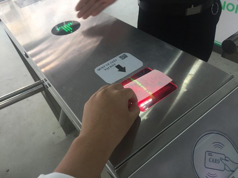 Hành khách tuyến buýt nhanh BRT chưa quen sử dụng vé điện tử - Ảnh 1. Hành khách tuyến buýt nhanh BRT chưa quen sử dụng vé điện tử - Ảnh 1.