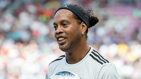 Ronaldinho chỉ còn 220.000 đồng trong ngân hàng - Ảnh 1. Ronaldinho chỉ còn 220.000 đồng trong ngân hàng - Ảnh 1.