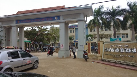 Bị tòa xử ly hôn, chồng tạt xăng đốt vợ - Ảnh 1. Bị tòa xử ly hôn, chồng tạt xăng đốt vợ - Ảnh 1.