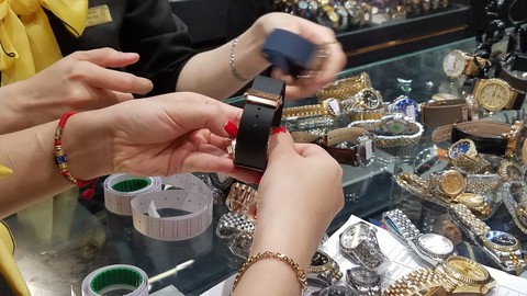 Đồng hồ hàng hiệu Rolex, Dior... bán chỉ từ 400.000 đồng - Ảnh 2. Đồng hồ hàng hiệu Rolex, Dior... bán chỉ từ 400.000 đồng - Ảnh 2.