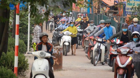 Tổ chức giao thông chưa hợp lý, cả trăm người dắt xe máy ngược chiều - Ảnh 1. Tổ chức giao thông chưa hợp lý, cả trăm người dắt xe máy ngược chiều - Ảnh 1.