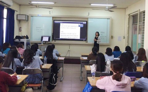 Nên học tiếng Hàn ở trung tâm hay trường cao đẳng, đại học? - Ảnh 1. Nên học tiếng Hàn ở trung tâm hay trường cao đẳng, đại học? - Ảnh 1.