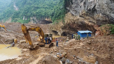 Mưa lớn đe dọa việc cứu hộ vụ sập hầm vàng - Ảnh 1. Mưa lớn đe dọa việc cứu hộ vụ sập hầm vàng - Ảnh 1.