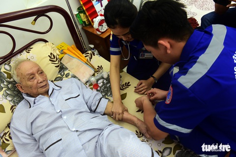 Bệnh nhân đầu tiên được cấp cứu bằng xe hai bánh - Ảnh 5. Bệnh nhân đầu tiên được cấp cứu bằng xe hai bánh - Ảnh 5.