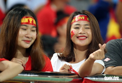 CĐV Việt Nam nhuộm đỏ sân vận động quốc gia Lào - Ảnh 3. CĐV Việt Nam nhuộm đỏ sân vận động quốc gia Lào - Ảnh 3.