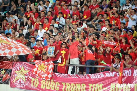 CĐV Việt Nam nhuộm đỏ sân vận động quốc gia Lào - Ảnh 7. CĐV Việt Nam nhuộm đỏ sân vận động quốc gia Lào - Ảnh 7.