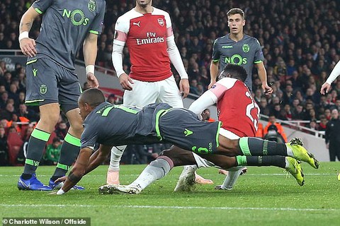 Chấn thương ghê rợn của Welbeck - Ảnh 1. Chấn thương ghê rợn của Welbeck - Ảnh 1.
